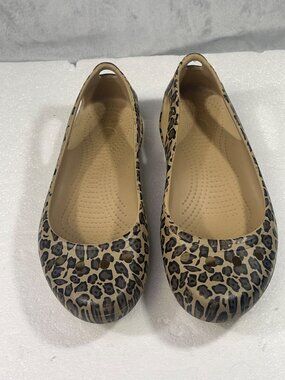 Crocs womens size 9 W leopard print kadee flats